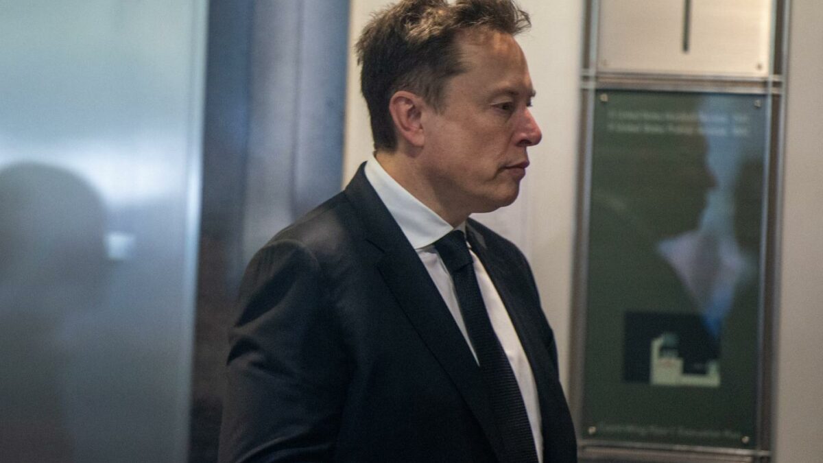 Elon Musk arrives at the courthouse during his trial against OpenAI